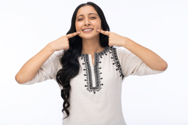 身穿白色库尔塔（印度传统服饰）的年轻女子肖像，白色背景，照片素材图片下载