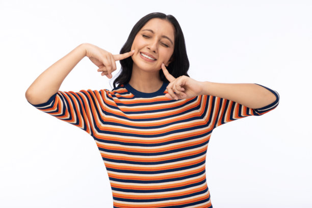 穿着条纹T恤的漂亮年轻女孩照片，纯白背景图片下载