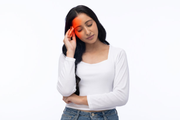 穿着白色T恤的年轻女子肖像，白色背景下的素材照片图片下载