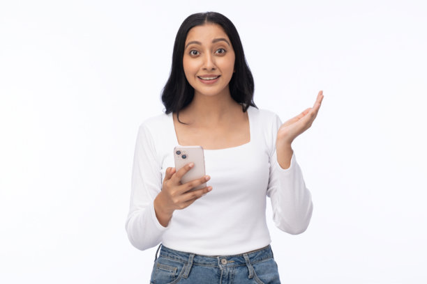 身穿T恤的年轻女子肖像，白色背景下的素材照片图片下载