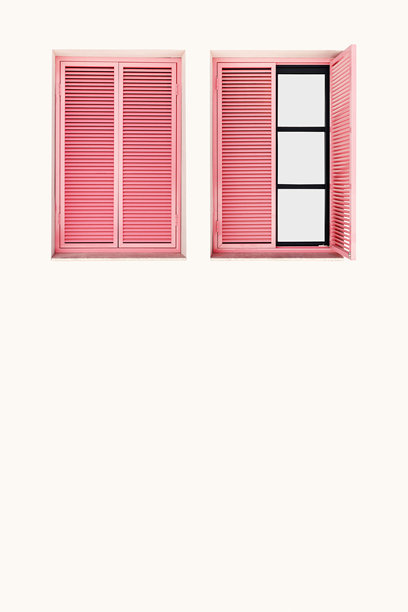 浅米色墙壁上有两个漂亮的木制窗框，配有粉色百叶窗，房屋外观设计带有柔和的阴影。极简粉彩美学，复古风格夏日旅行背景，垂直复制空间图片下载