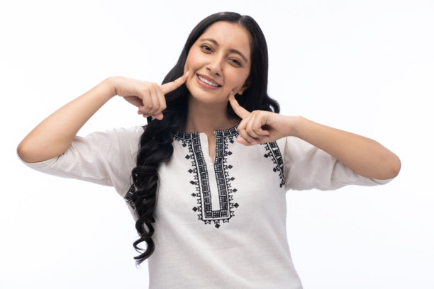 身穿白色库尔塔（印度传统服饰）的年轻女子肖像，白色背景，素材照片图片下载