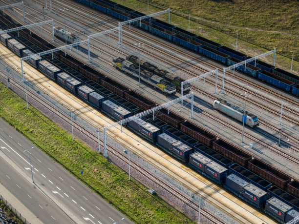 现代住宅区，高层公寓楼俯瞰波罗的海，天蓝云白，秋叶斑斓，高视角，用于房地产和城市发展素材及编辑用途。图片下载