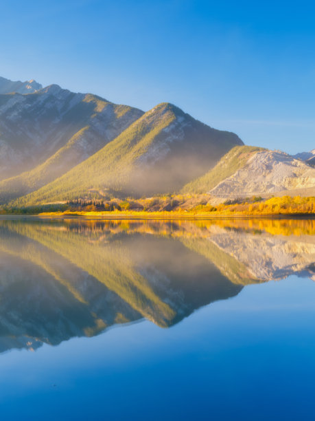 自然风光。湖泊、森林和山脉。对称构图。垂直视角。水面上的倒影。令人难以置信的自然景观。用作背景、壁纸、明信片的照片。图片下载