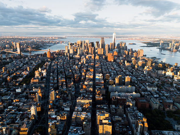 日出时分，背景有云彩，这是曼哈顿市中心的航拍照片。美国纽约。图片下载