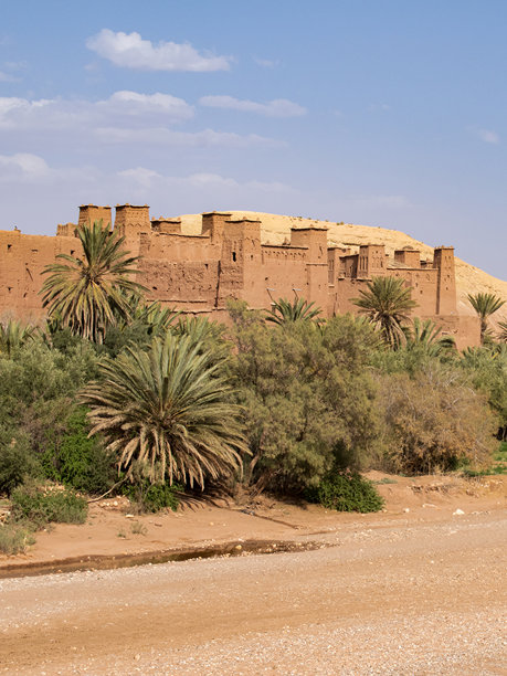 摩洛哥，非洲：古老的城墙和艾特·本·哈杜的天际线，这座历史悠久的防御村庄曾是撒哈拉沙漠与马拉喀什之间古老商队的必经之地，并曾作为多部著名电影和电视剧的取景地。图片下载