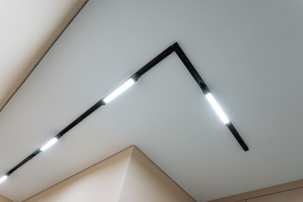 这张精美的天花板特写照片，展示了精心制作的灯具，它们既能装饰空间，又能提供绝佳的照明，营造出温馨的氛围。图片下载