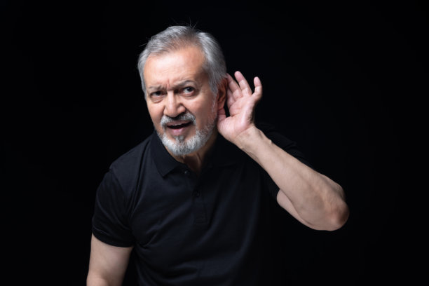 身穿黑色T恤的老年男性，在黑色背景下拍摄的素材照片图片下载