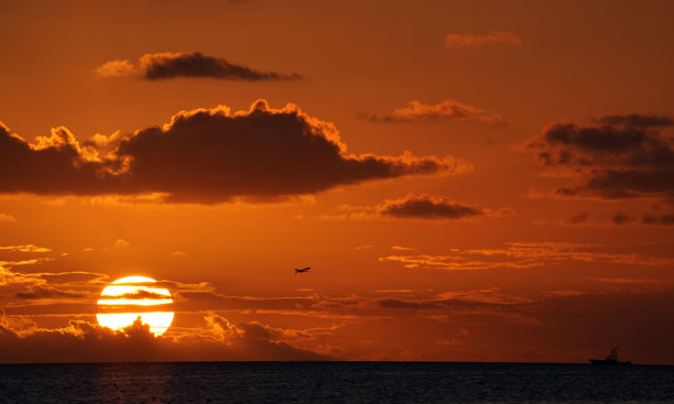 佛罗里达礁岛群，马里纳斯、日落、游艇、海滩和灯塔的航拍照片。茶桌礁、安妮海滩和伊斯兰莫拉达。图片下载