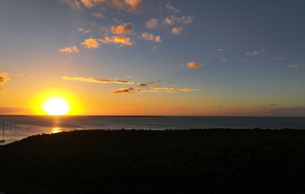 佛罗里达礁岛群，玛丽娜、日落、游艇、海滩和灯塔的航拍照片。茶桌礁、安妮海滩和伊斯兰莫拉达。图片下载