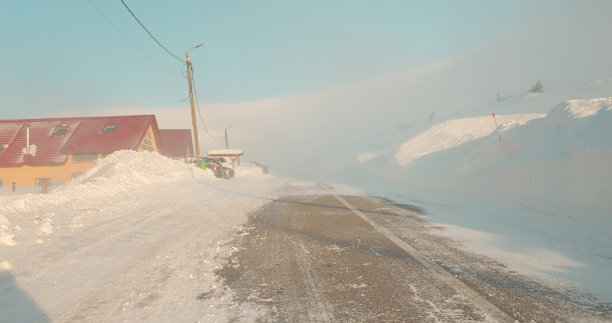 山区道路的大型素材，路边堆积着厚厚的积雪。图片下载