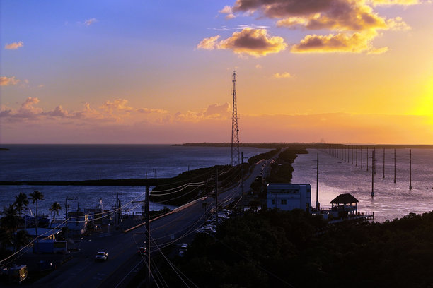 佛罗里达礁岛群，码头、日落、游艇、海滩和灯塔的航拍照片。茶桌礁、安妮海滩和伊斯兰莫拉达。图片下载
