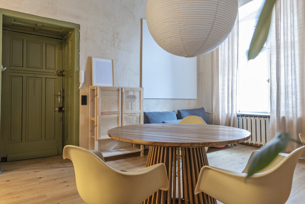 舒适的室内装饰，配有圆桌和设计款椅子。图片下载