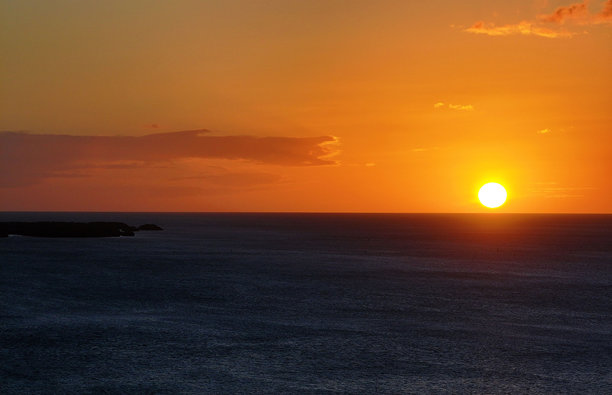 佛罗里达礁岛群，马里纳斯、日落、游艇、海滩和灯塔的航拍照片。茶桌岛、安妮海滩和伊斯兰莫拉达。图片下载