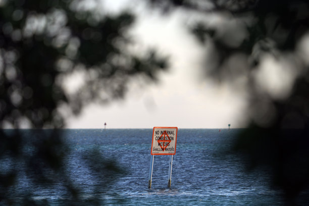 佛罗里达礁岛群，码头、日落、游艇、海滩和灯塔的航拍照片。茶桌礁、安妮海滩和伊斯兰莫拉达。图片下载