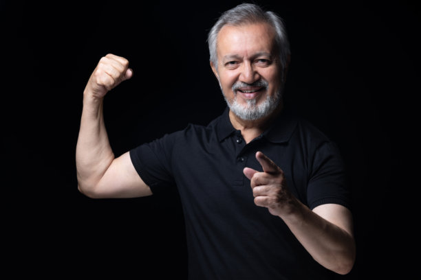 身穿黑色T恤的老年男性，在黑色背景下隔离的肖像照片图片下载