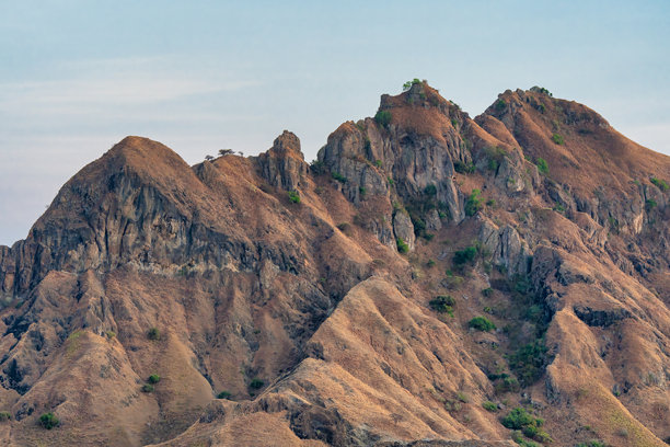 从巴达尔岛拍摄的科莫多国家公园金色日出景色的航拍照片图片下载
