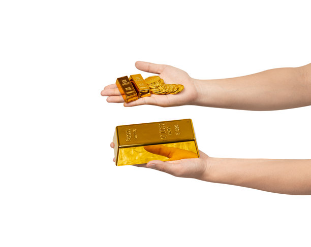 一只手在纯净的白色背景下举着一根闪闪发光的金条。这张图片象征着财富、投资、成功、安全和价值。孤立的。图片下载