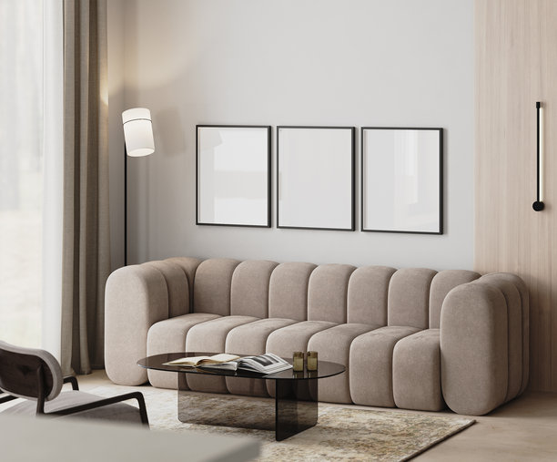 现代客厅室内空白相框样机，配有米色沙发、窗帘旁的落地灯、玻璃茶几和扶手椅，3D渲染图片下载