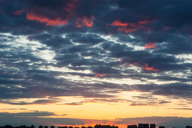 绝美的日落和带有粉色调的乌云。纹理天空的图像模板。华丽的照片壁纸。明亮史诗般的天空。戏剧性的晚霞和火橙色日落。多云日落之美图片下载