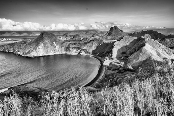从巴达尔岛在金色日出时拍摄的科莫多国家公园的风景航拍照片图片下载