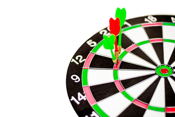 特写飞镖盘，飞镖正中红心，象征着成功与成就图片下载