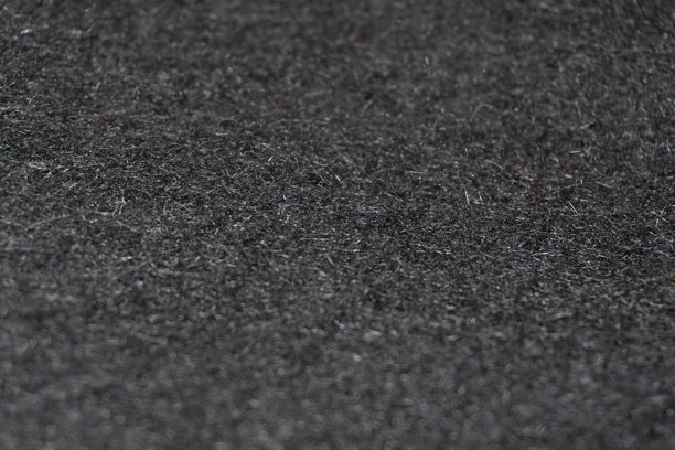 浅景深下，密集、深黑的毛绒纺织品纹理的强烈微距照片，突出了细纤维，并在背景中营造出奢华的散景效果。图片下载