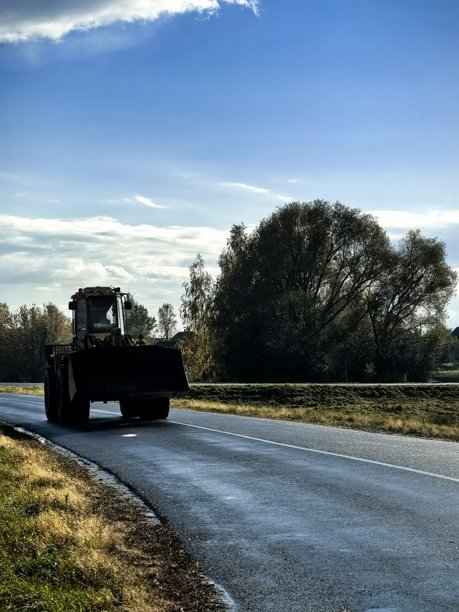 雨后路上的拖拉机，农业，田间的拖拉机，阳光下的拖拉机，机械的美丽照片，工作，拖拉机司机，晴天，田间劳作图片下载