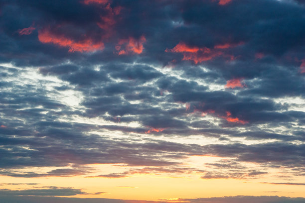 绝美的日落与粉色调的乌云。纹理天空的图片模板。华丽的照片壁纸。明亮史诗般的天空。富有戏剧性的晚间光线和火橙色日落。多云日落之美。图片下载