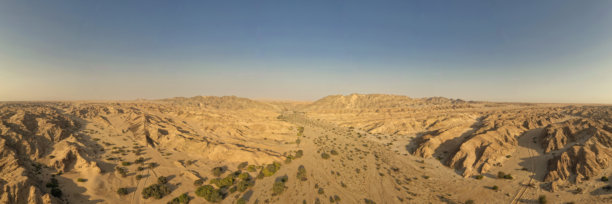 纳米布-诺克卢夫国家公园内瑙克卢夫山脉的空中视角，阳光明媚的下午和日落时分美丽的沙漠山脉。来自纳米比亚的全景风光图片。图片下载