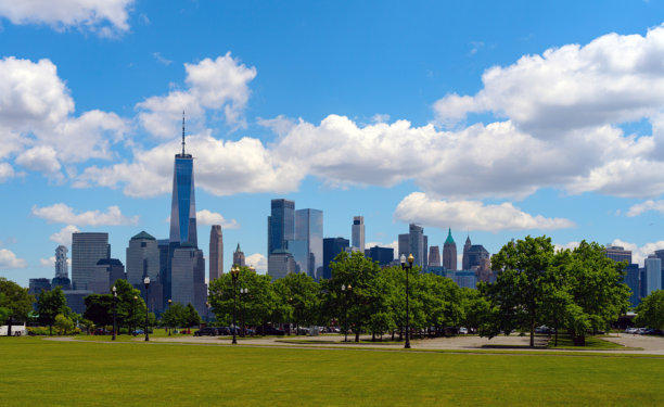 纽约市天际线，有摩天大楼。曼哈顿和布鲁克林的鸟瞰图。纽约市天际线，可欣赏哈德逊河景。纽约市中心。从滨水天际线看到的纽约。纽约金融区的摩天大楼。图片下载