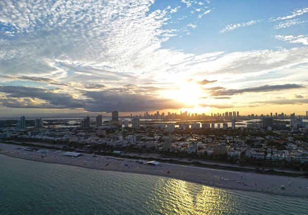 迈阿密海滩的鸟瞰图，包含天际线。从上方俯瞰迈阿密。迈阿密著名地标。南码头海滩与摩天大楼。迈阿密城市全景。迈阿密海滩的海岸天际线与蓝天。图片下载