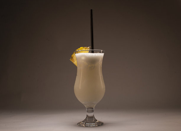 一杯盛有奶油饮品的照片图片下载