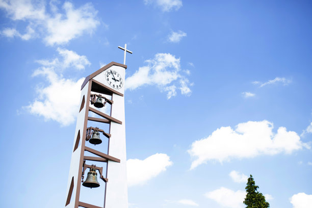 2023年4月4日，斯武普斯克，波兰。一座拥有建筑细节的教堂塔楼的照片，象征着宗教与文化，可用于信仰与历史的概念。图片下载