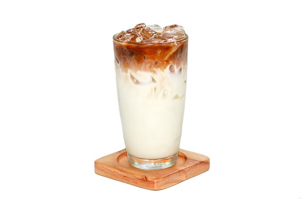准备好饮品，拿铁冰咖啡放在木盘上，白色背景，独立照片概念。图片下载