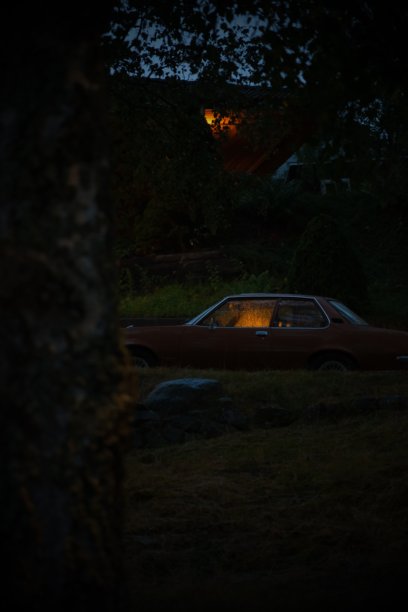 雨夜中亮灯的复古汽车图片下载