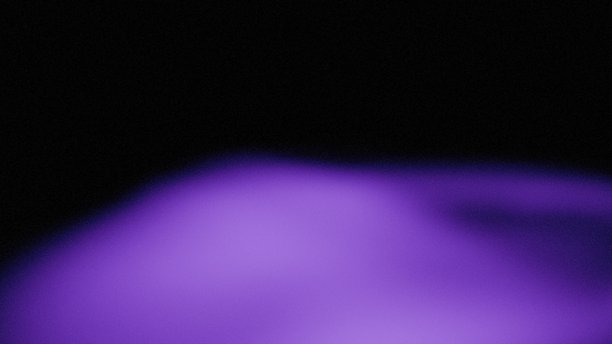 深色背景上带有纹理渐变淡紫色光晕的图片封面头图设计图片下载