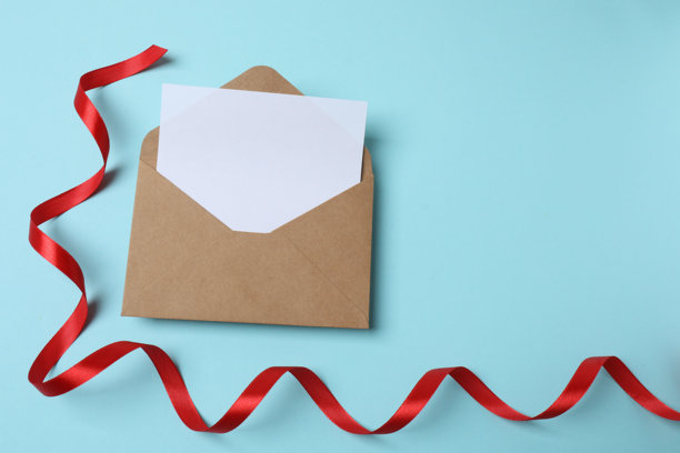 俯视角度拍摄的 वैलेंट丁节装饰品照片，包含粉色蝴蝶结的信封、卷曲的丝带以及打开的粉色信封和一张纸，背景为孤立的粉彩色调的粉色，留有空白空间。图片下载