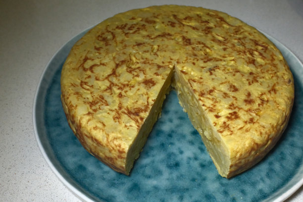 西班牙鸡蛋煎蛋卷，典型的午餐食物图片下载