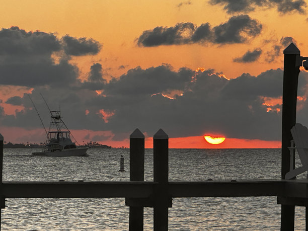 佛罗里达礁岛群，海滩、日落、船只和桥梁的航拍照片。图片下载