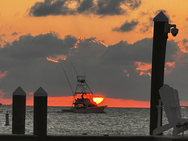 佛罗里达礁岛群，海滩、日落、船只和桥梁的航拍照片。图片下载