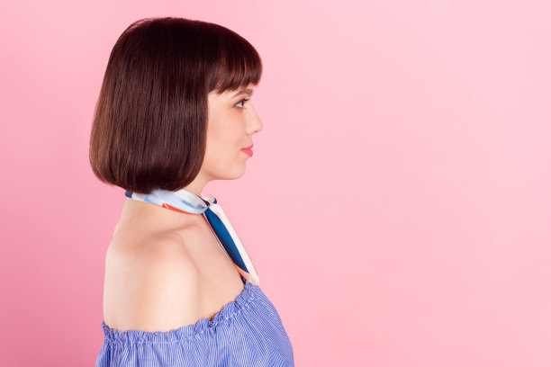 侧面照片头像，一位留着波波头的女孩，穿着衬衫，望向复制空间，背景为粉彩色图片下载