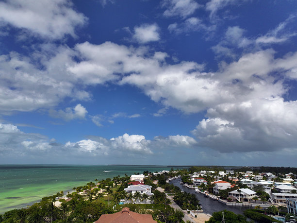 佛罗里达礁岛群，海滩、日落、船只和桥梁的航拍照片。图片下载