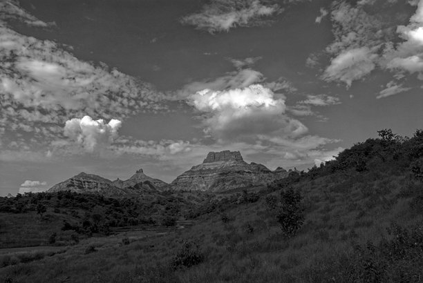 钱德里山峰的黑白照片图片下载