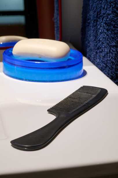 梳子和发刷放在浴室洗脸池上图片下载