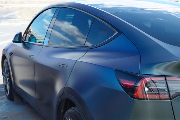 特斯拉电动汽车在电动出行节上展出，呈现出充满活力和虹彩的色彩。图片下载