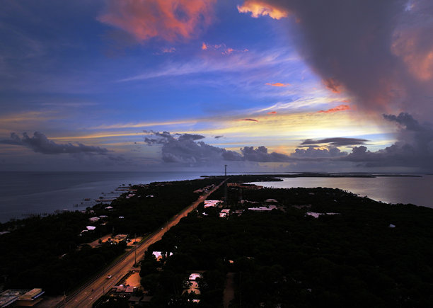 佛罗里达礁岛群，海滩、日落、船只和桥梁的航拍照片。图片下载