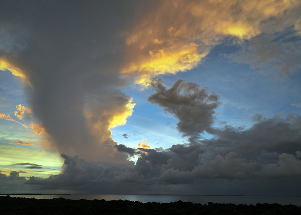 佛罗里达礁岛群，海滩、日落、船只和桥梁的航拍照片。图片下载