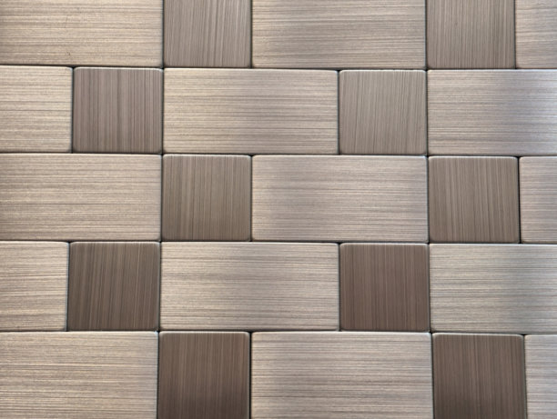 钛木纹砖墙纹理：现代中性覆层图案室内设计图库照片。超高分辨率图片下载