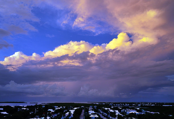 佛罗里达礁岛群，海滩、日落、船只和桥梁的航拍照片。图片下载